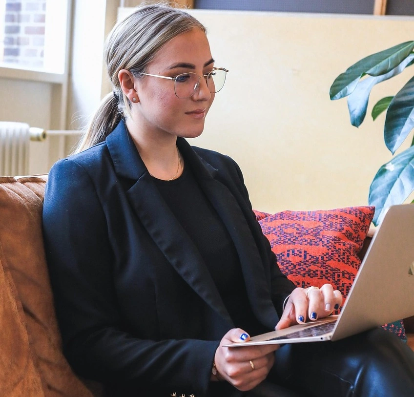 Professionnelle satisfaite utilisant NotariaPrime